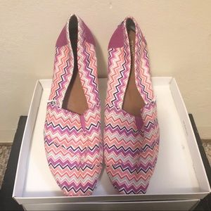 Toms zig zag pattern slip ons - Women’s Size 11